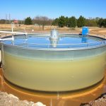 Отстойник в действии: как простая конструкция делает очистку сточных вод эффективнее